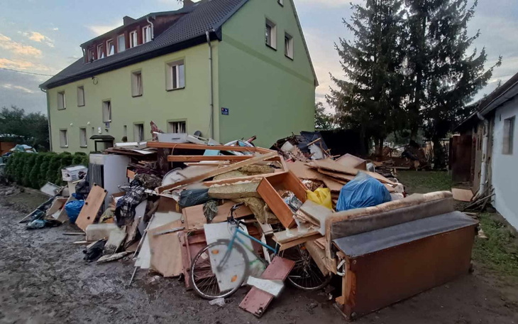 Młoda dziewczyna w windzie, patrząca w górę.