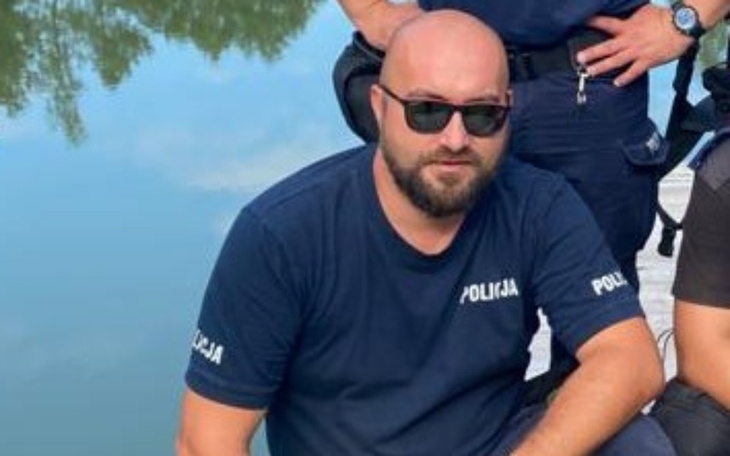 Mężczyzna w okularach przeciwsłonecznych, w mundurze policyjnym.