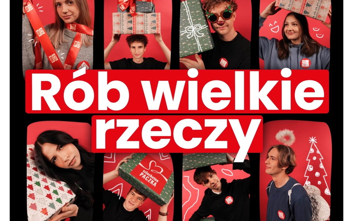 Grupa młodych ludzi z prezentami na tle czerwonym.