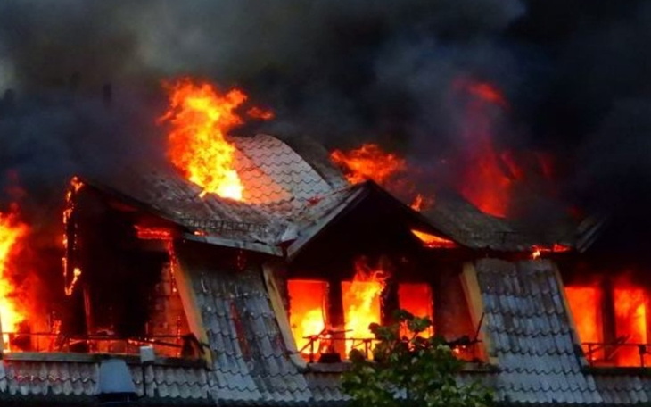 Intensywny pożar na dachu, płomienie i dym.