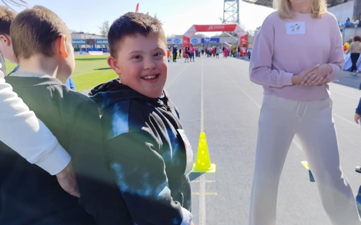 Chłopiec z uśmiechem na twarzy podczas zawodów.