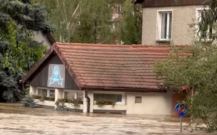 Zalany dom po intensywnych opadach deszczu.