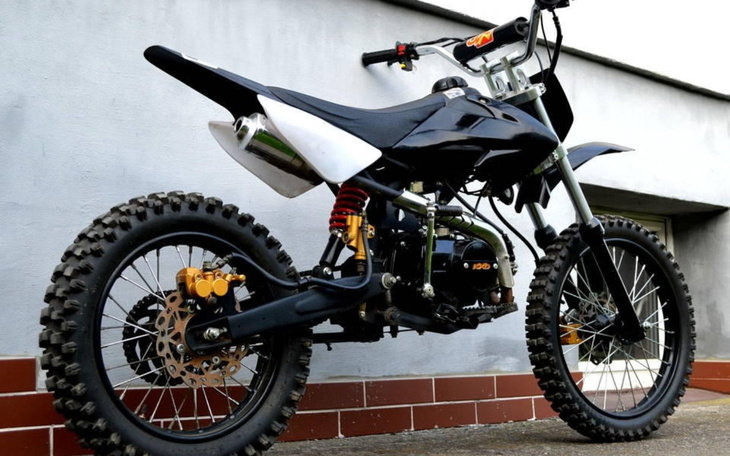 Czarny motocykl z wyraźnymi detalami.