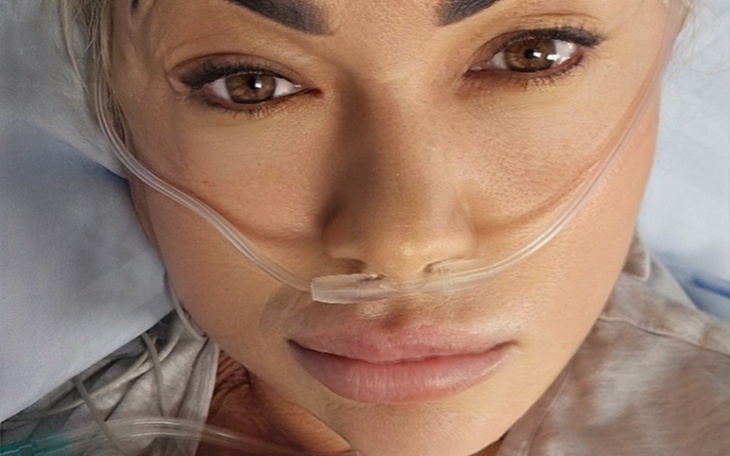 Kobieta w szpitalu, z tlenem na twarzy, w stanie krytycznym.