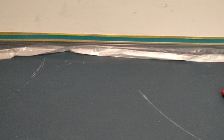 Podłoga w trakcie remontu, z folią ochronną.