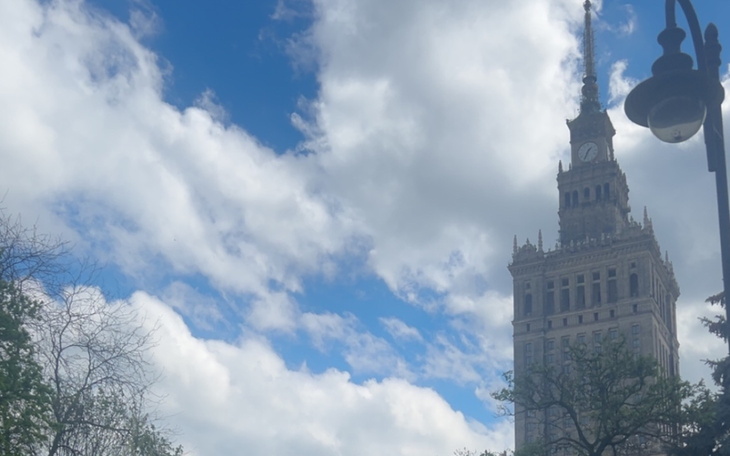 Widok na Pałac Kultury i Nauki w Warszawie w słoneczny dzień.