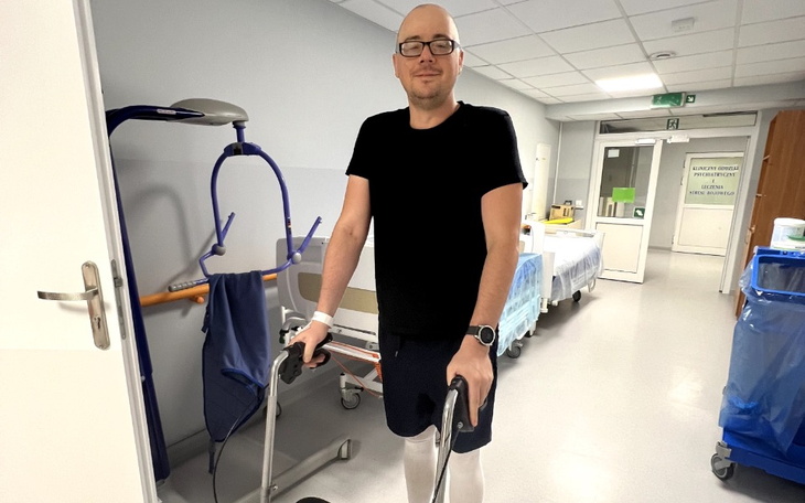 Mężczyzna w szpitalu, korzystający z chodzika.