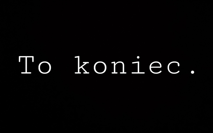 Pies jedzący z miski, na podłodze z matą.