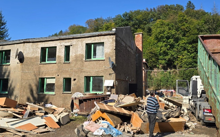 Zniszczony budynek po katastrofie, z gruzem wokół.