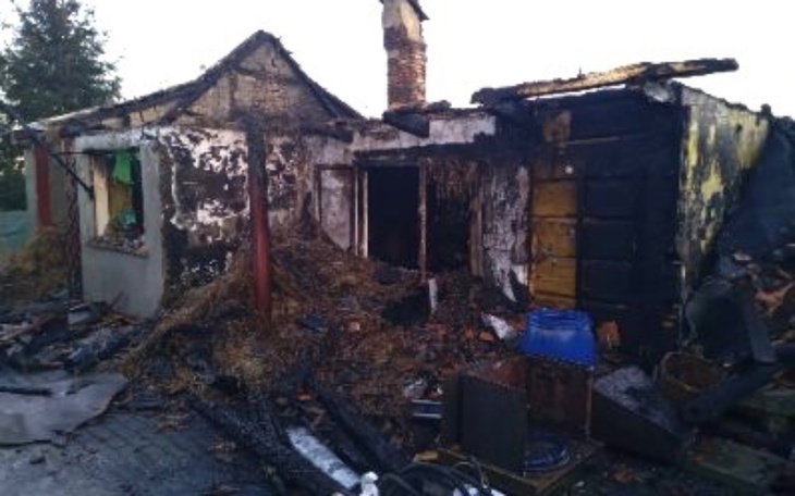 Zniszczony dom po pożarze, ruiny i zgliszcza.