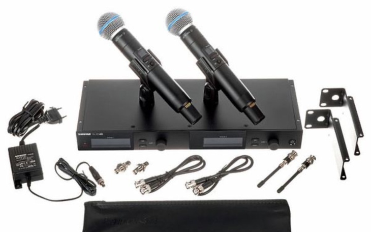 Zestaw mikrofonów bezprzewodowych z akcesoriami.