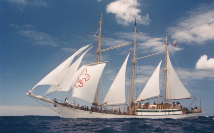 Widok na statek żaglowy na tle nieba.