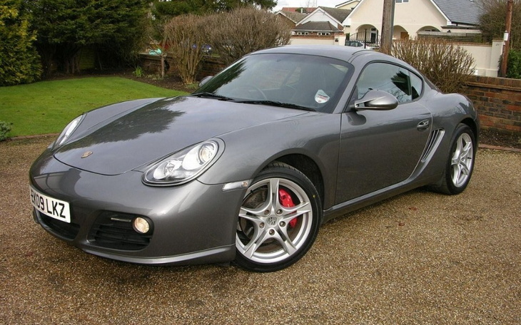 Elegancki samochód sportowy zaparkowany na podjeździe.