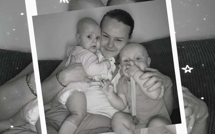 Mama z dwójką dzieci na kanapie, uśmiechnięte twarze.