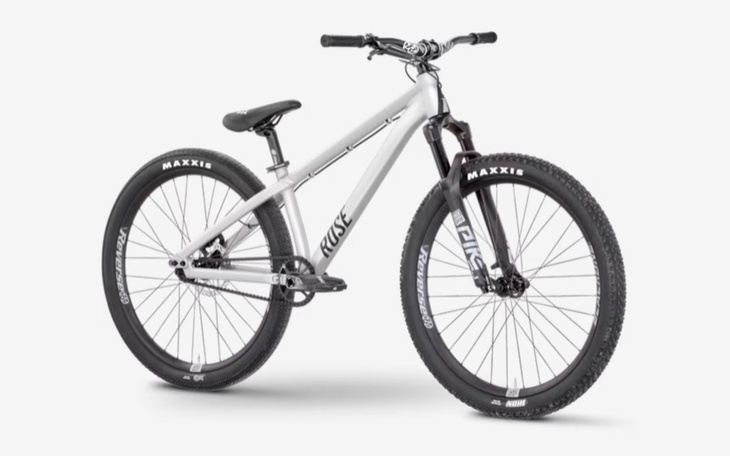 Rower górski z dużymi oponami, gotowy do jazdy.