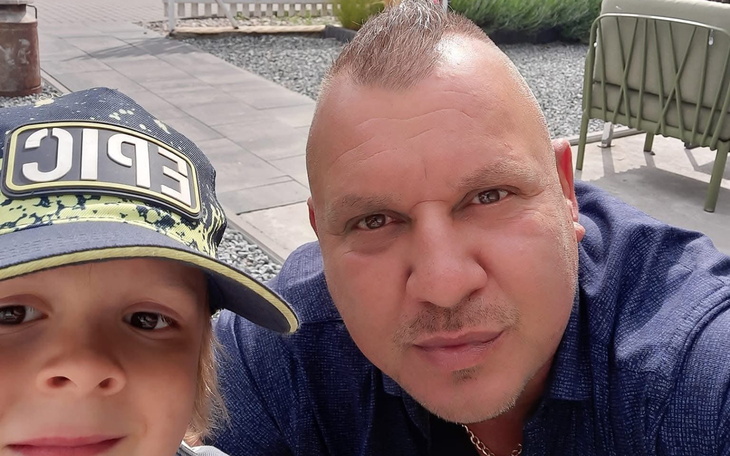 Mężczyzna z dzieckiem, selfie na świeżym powietrzu.