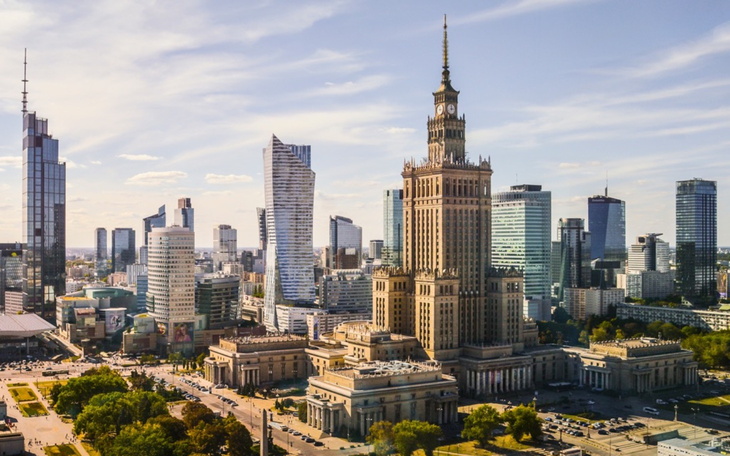 Widok na Warszawę z Pałacem Kultury w centrum.