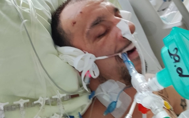 Mężczyzna w szpitalu, podłączony do aparatury medycznej.