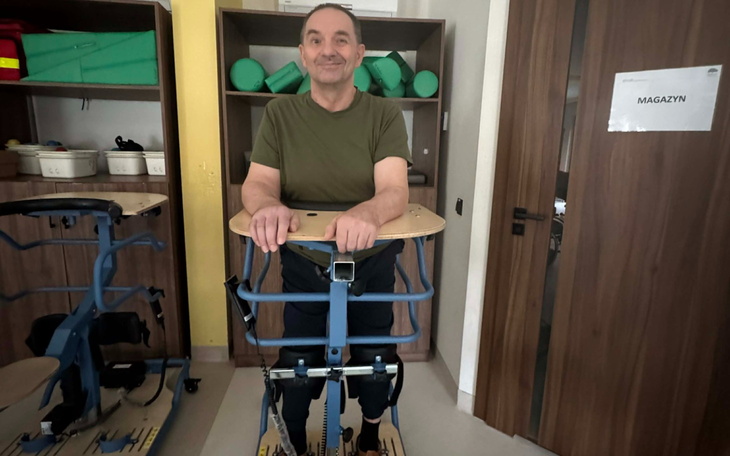 Mężczyzna korzystający z urządzenia wspomagającego chodzenie.