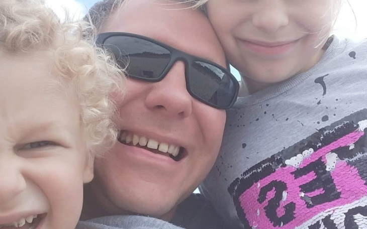 Rodzinne selfie z uśmiechami na twarzach.