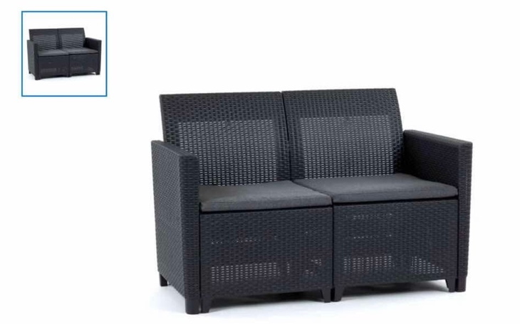 Czarny, pleciony fotel ogrodowy z poduszkami.