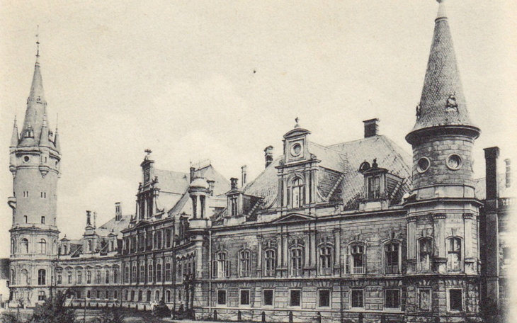 Stare zdjęcie przedstawiające zamek z wieżami i bogatą architekturą.