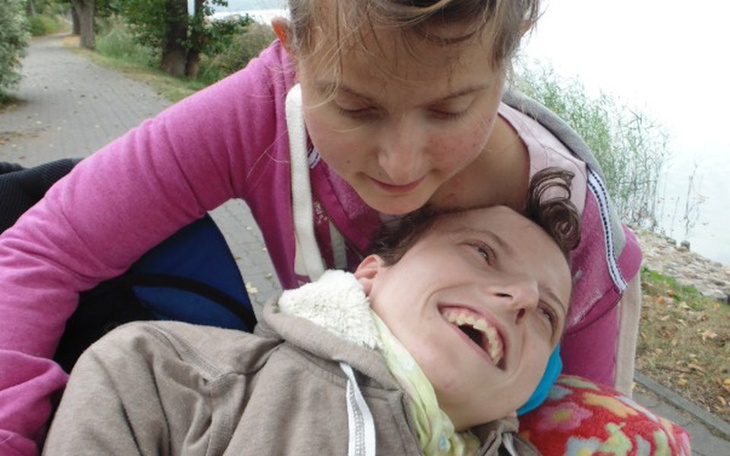 Zbiórka rehabilitacja dla Ewy i Sary - zdjęcie główne