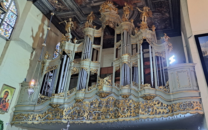 Ołtarz z organami w zabytkowym kościele.