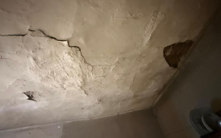 Uszkodzenia na ścianie, widoczne pęknięcia i ubytki.