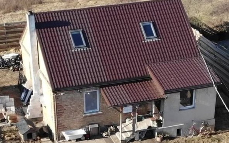 Zewnętrzny widok domu z czerwonym dachem, konstrukcja i otoczenie