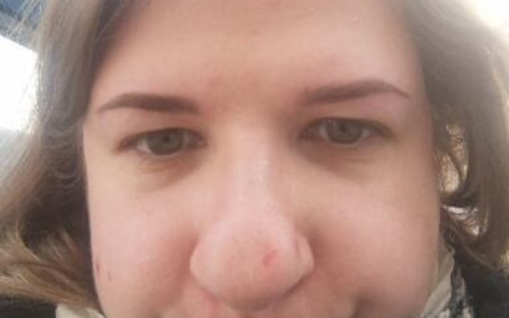 Portret kobiety z bliska, z wyraźnymi rysami twarzy.