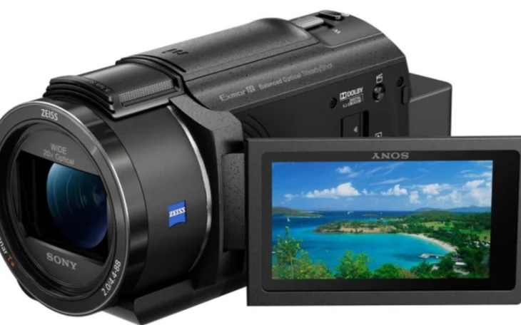 Kamera Sony z widokiem na malowniczy krajobraz na ekranie.