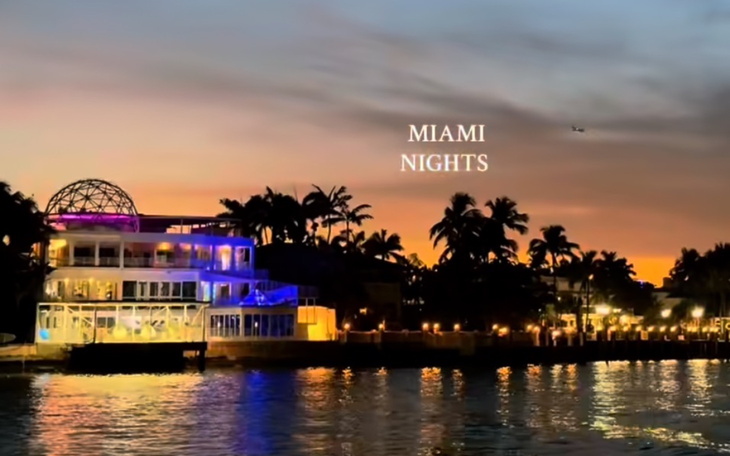 Widok na Miami nocą, z podświetlonym budynkiem.
