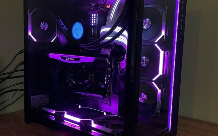 Komputer stacjonarny z podświetleniem RGB.