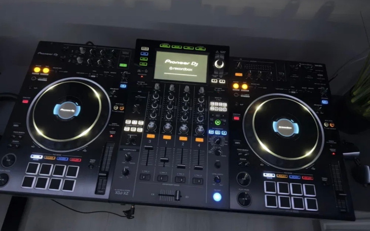 Profesjonalne urządzenie DJ-skie z podświetleniem.