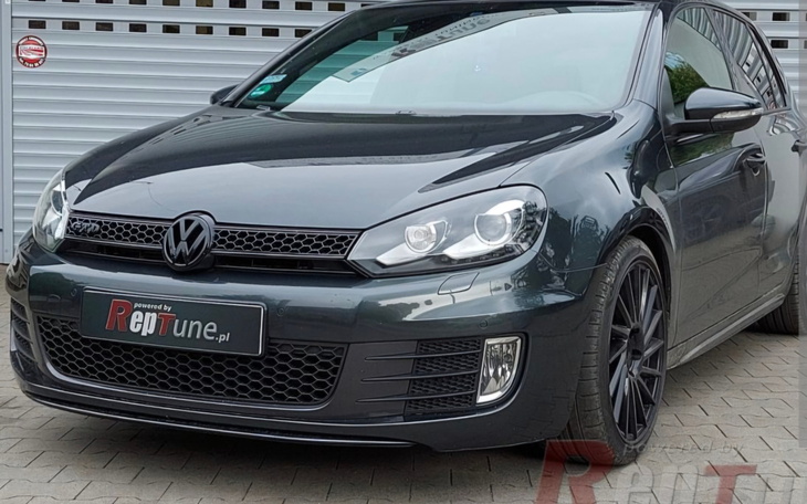 Czarny Volkswagen Golf zaparkowany na podjeździe.
