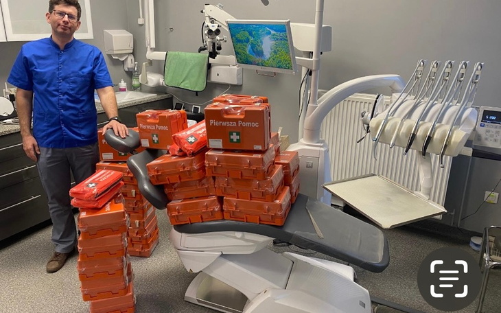 Lekarz w gabinecie stomatologicznym z zestawami pierwszej pomocy.