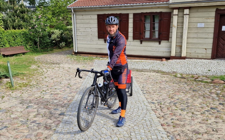 Mężczyzna na rowerze, gotowy do jazdy w malowniczej scenerii.