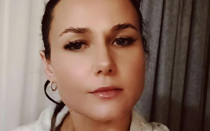 Portret kobiety, która patrzy w obiektyw z wyrazem twarzy.