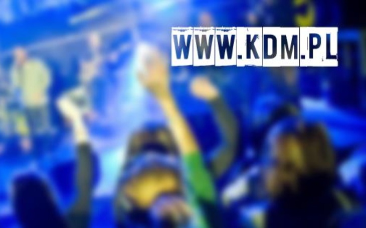Rozmyte światła na koncercie, chwile radości i energii.