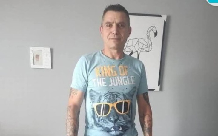 Mężczyzna w koszulce z napisem 'King of the Jungle'.