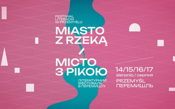 Dziecko w wysokim krzesełku z niebieską miską, uśmiechnięte i radosne.