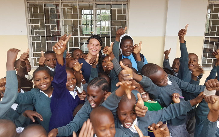 Grupa dzieci z radością w klasie.