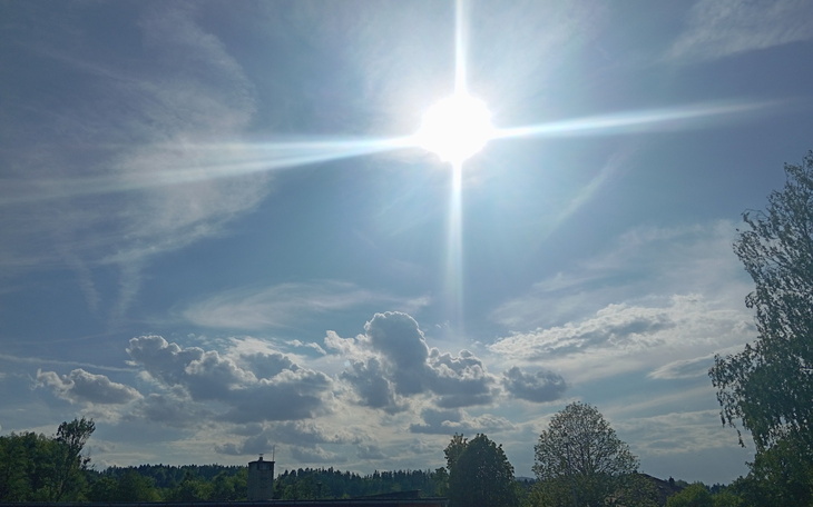 Słoneczny dzień z chmurami na niebie, widok na naturę.