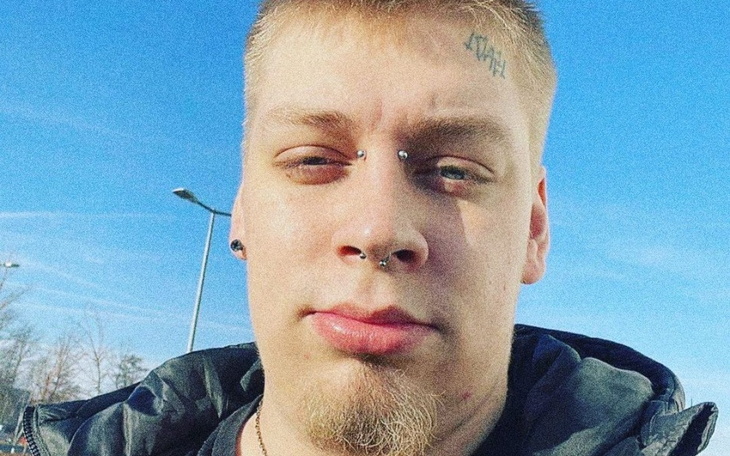 Mężczyzna z tatuażami, selfie na tle nieba.