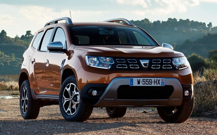 Nowoczesny samochód terenowy na tle krajobrazu.