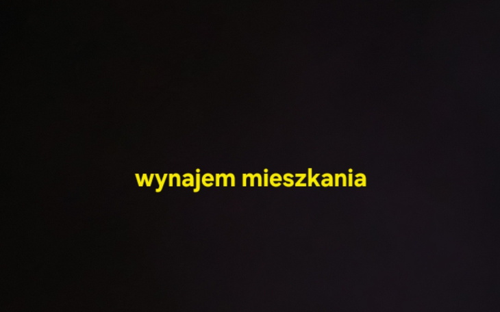 Napis 'wynajem mieszkania' na czarnym tle.