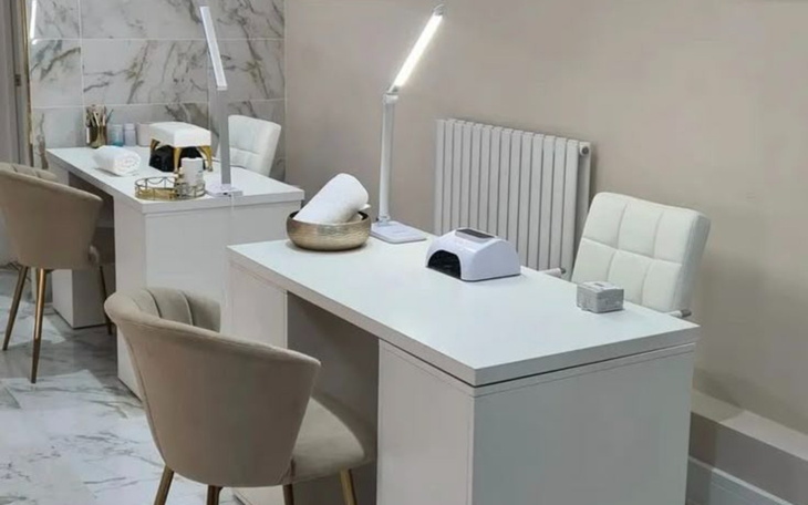 Nowoczesne wnętrze salonu kosmetycznego z jasnymi meblami.