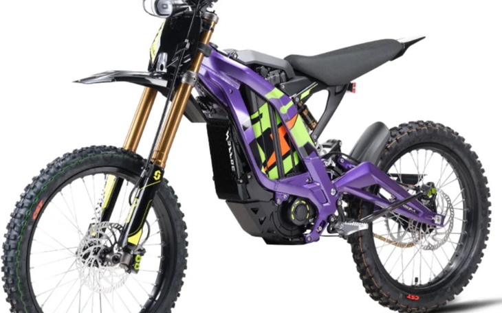 Nowoczesny motocykl elektryczny w kolorach neonowych.