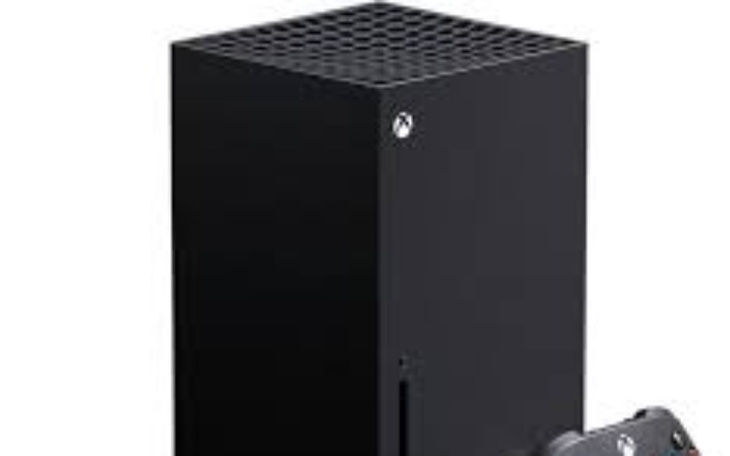 Konsola Xbox Series X z kontrolerem na czarnym tle.